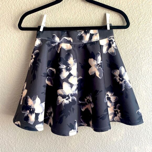 Hollister Navy White Floral Skater Skirt XS - Picture 2 of 7